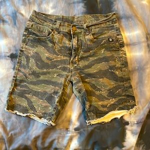 Born Primitive Woodland Camo Jorts, Mens M (32)